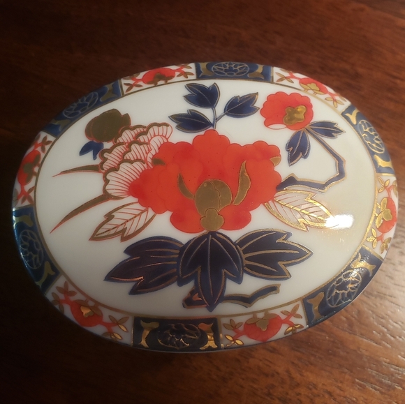 Ashibi Porcelain Lidded Trinket Box - Picture 2 of 10